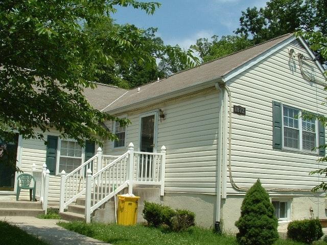 Private Entrencance (no shared hallways) - 1872 Cedar Dr