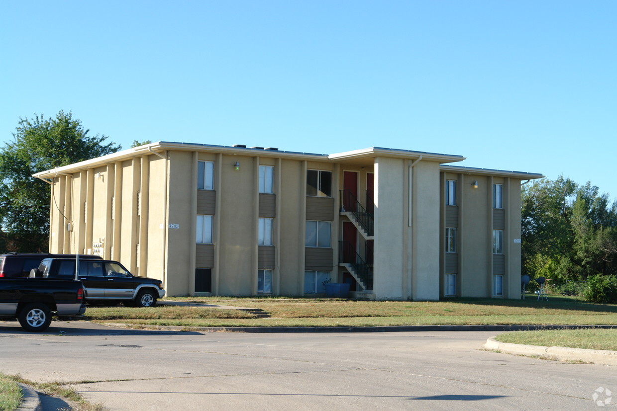 Primary Photo - South Creek Apartments