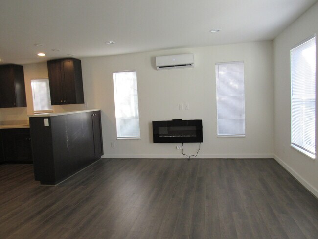 Building Photo - Majlesy - LEASE UP