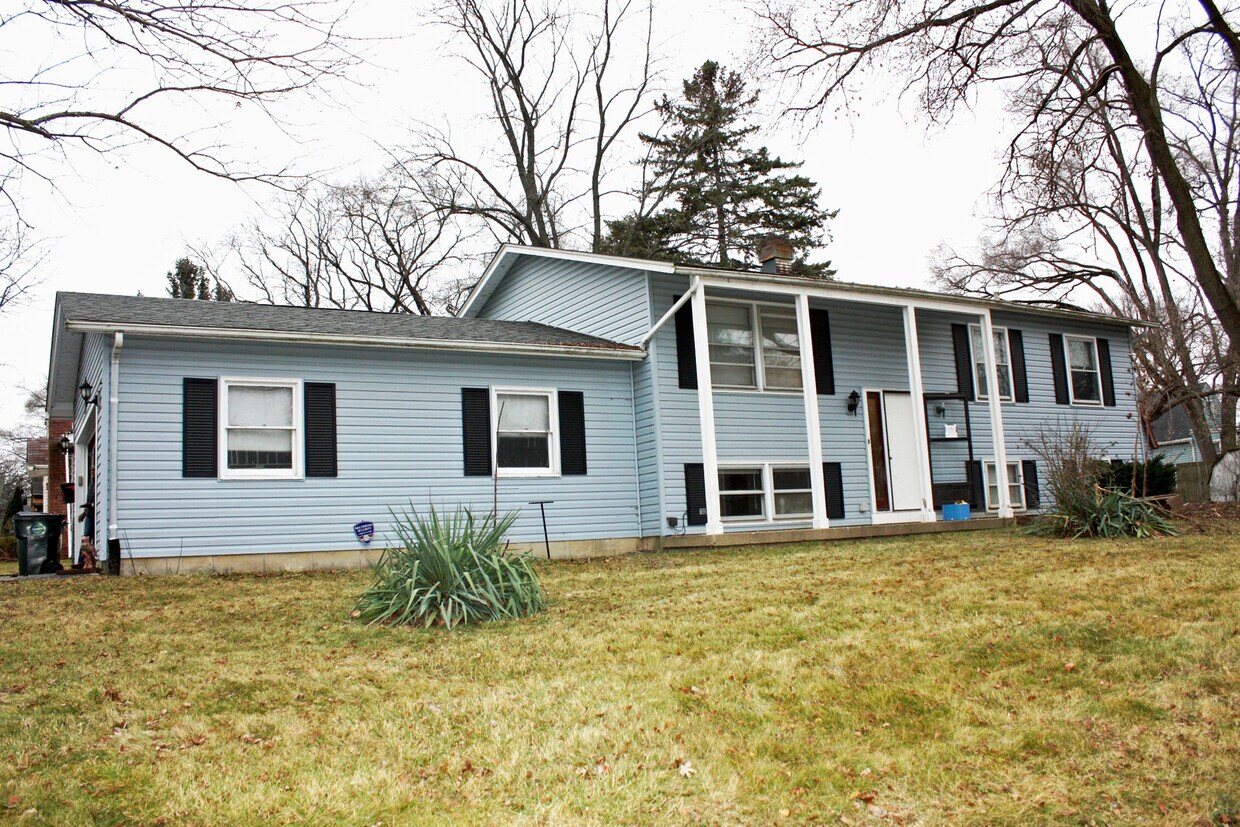 1824 Hiawatha Trail, Round Lake Heights, IL 60073 House Rental in