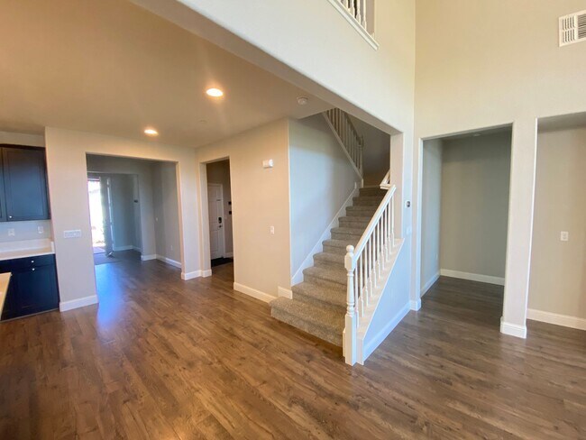 Foto del edificio - Advent -Immaculate Four Bedroom Home W/ Tw...