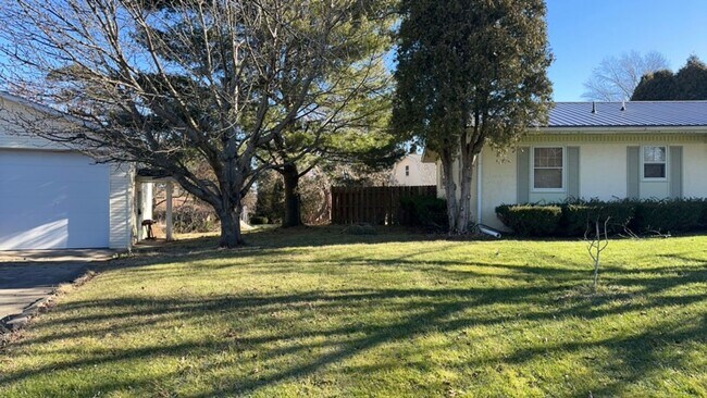 Building Photo - 3 Bedroom 1 Bath Fairview Ranch Home