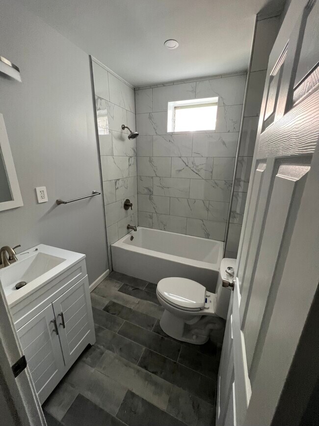 Bathroom - 5143 Catharine St