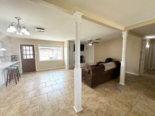 Building Photo - 3 Bed 1.5 Bath Ready to Rent!