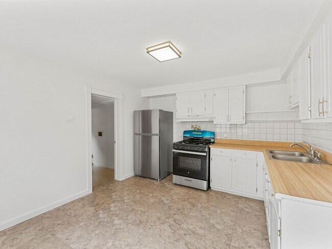Foto del edificio - Beautifully Updated 3-Bedroom Home with Spacious Front Porch in Mount Holly