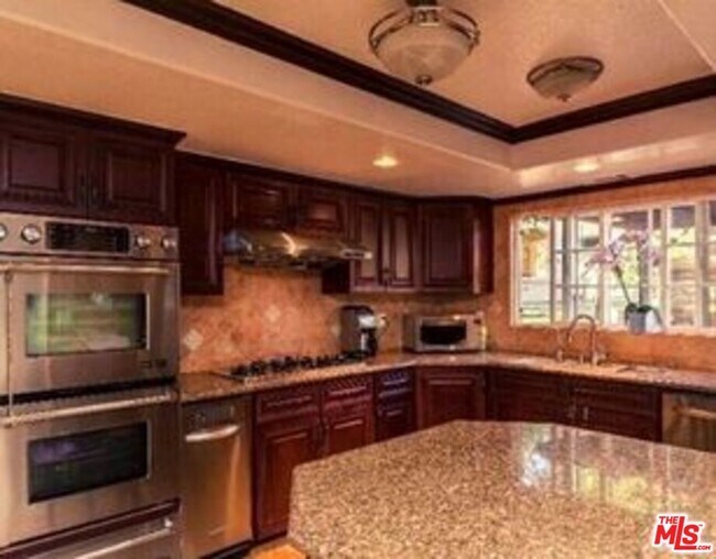 Building Photo - 828 S Sunset Canyon Dr