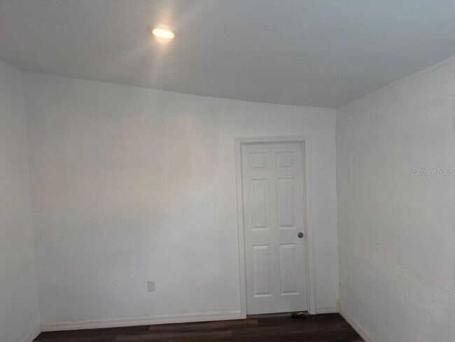 Building Photo - 8708 N Edison Ave