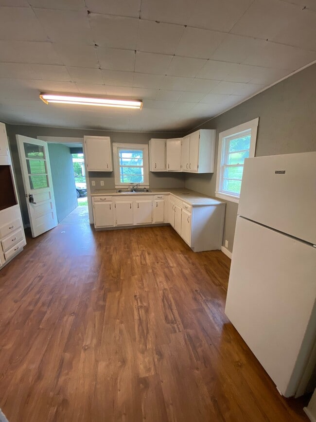 Building Photo - 126 Lakeview Dr