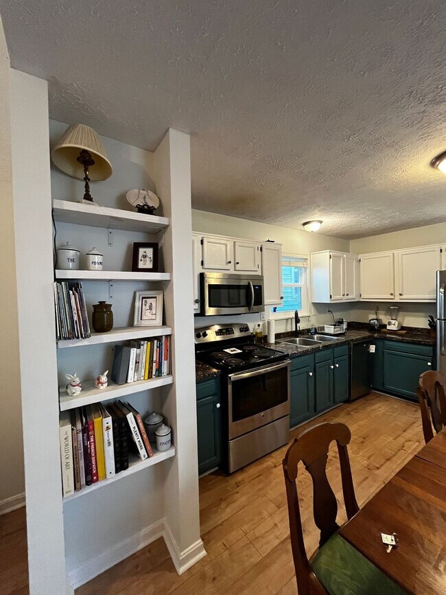Foto del edificio - FURNISHED 2-BED w/OFFICE IN SHELBY PARK