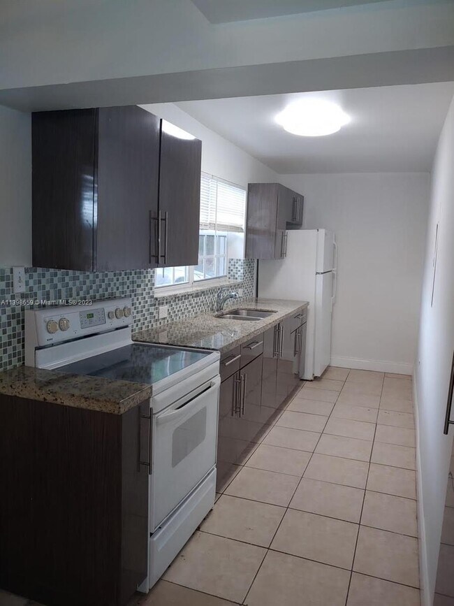 Foto del edificio - 3721 SW 62nd Ave