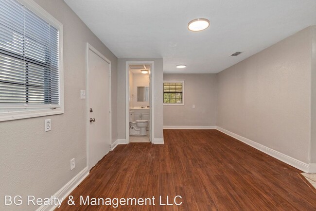 Building Photo - 3 br, 1.5 bath House - 565 Parish Rd.