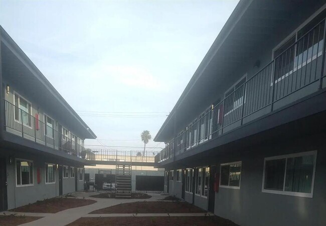 Foto del edificio - 5560 Ackerfield Ave