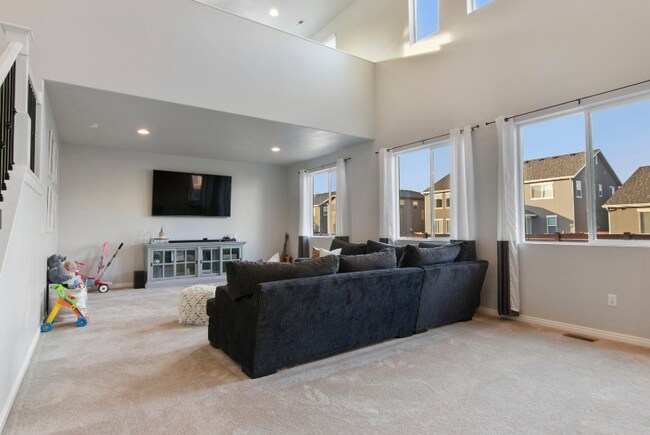 Building Photo - 211 E 460 N