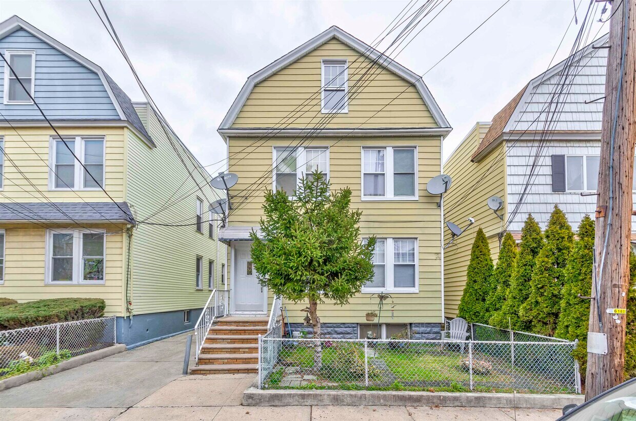 161 W 10th St Unit 1R, Bayonne, NJ 07002 Room for Rent in Bayonne, NJ