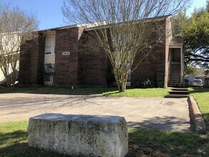 Building Photo - 2608 Pecan Knoll St