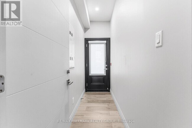 Building Photo - 201-201 MacLaren St