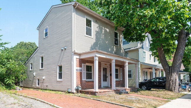 Building Photo - 903 Sylvan Ave