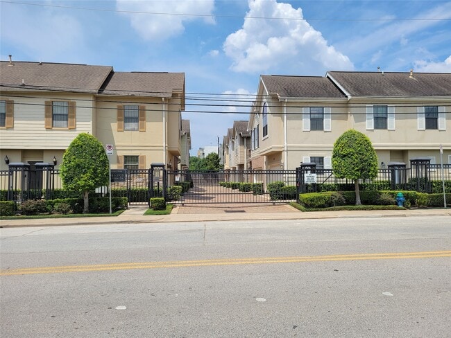 Building Photo - 2911 Clinton Dr