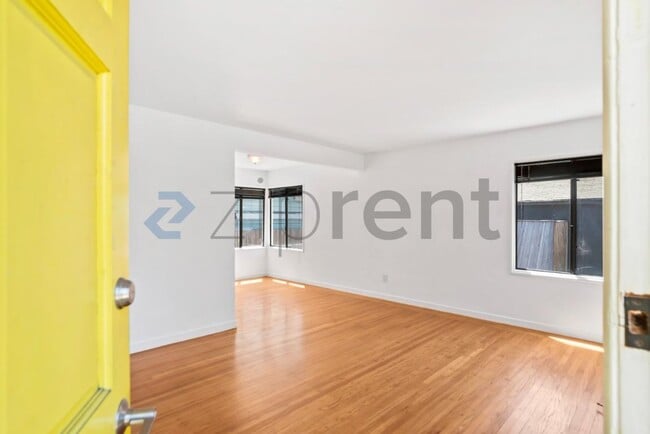 Building Photo - Unit 905