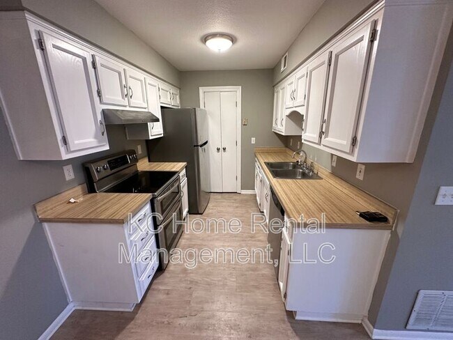 Building Photo - 12625 w 110th terrace