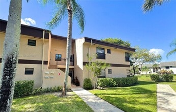 Building Photo - 2635 Carambola Cir N