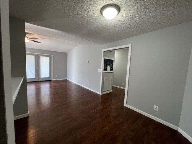 Building Photo - Now taking HUD vouchers 3BR/ Top floor uni...
