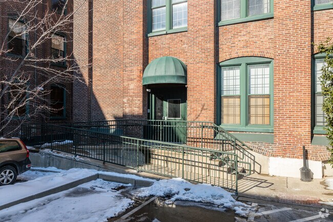 Entrada - 200 Lincoln Ave