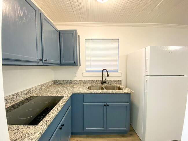 Foto del edificio - Recently renovated efficiency apartment in midtown