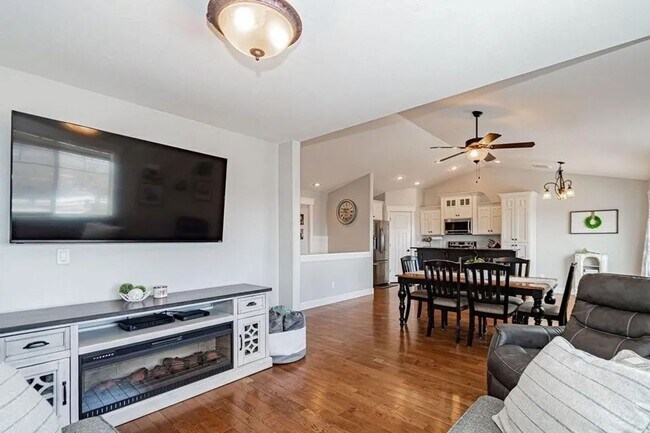 Foto del edificio - LOCATION, LOCATION, LOCATION - 4 Bedroom 3 Bath Home with TONS of storage. THIS PRICE INCLUDES TH...