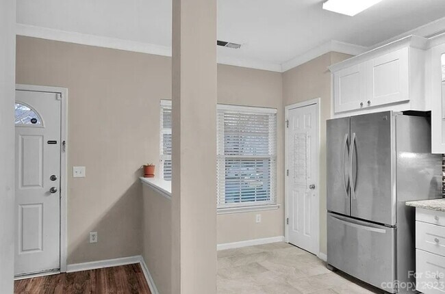 Building Photo - Townhouse
