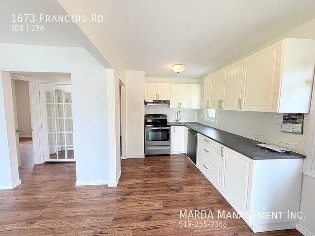 Building Photo - 3 BED 1 BATH EAST SIDE BUNGALOW PLUS HYDRO...