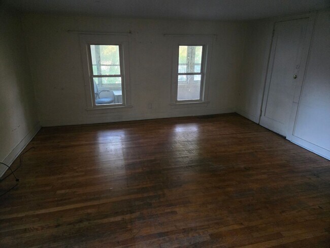 Building Photo - 610 Turtle St