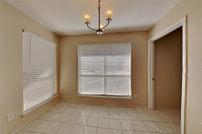 Building Photo - 20 Early Dawn Ct