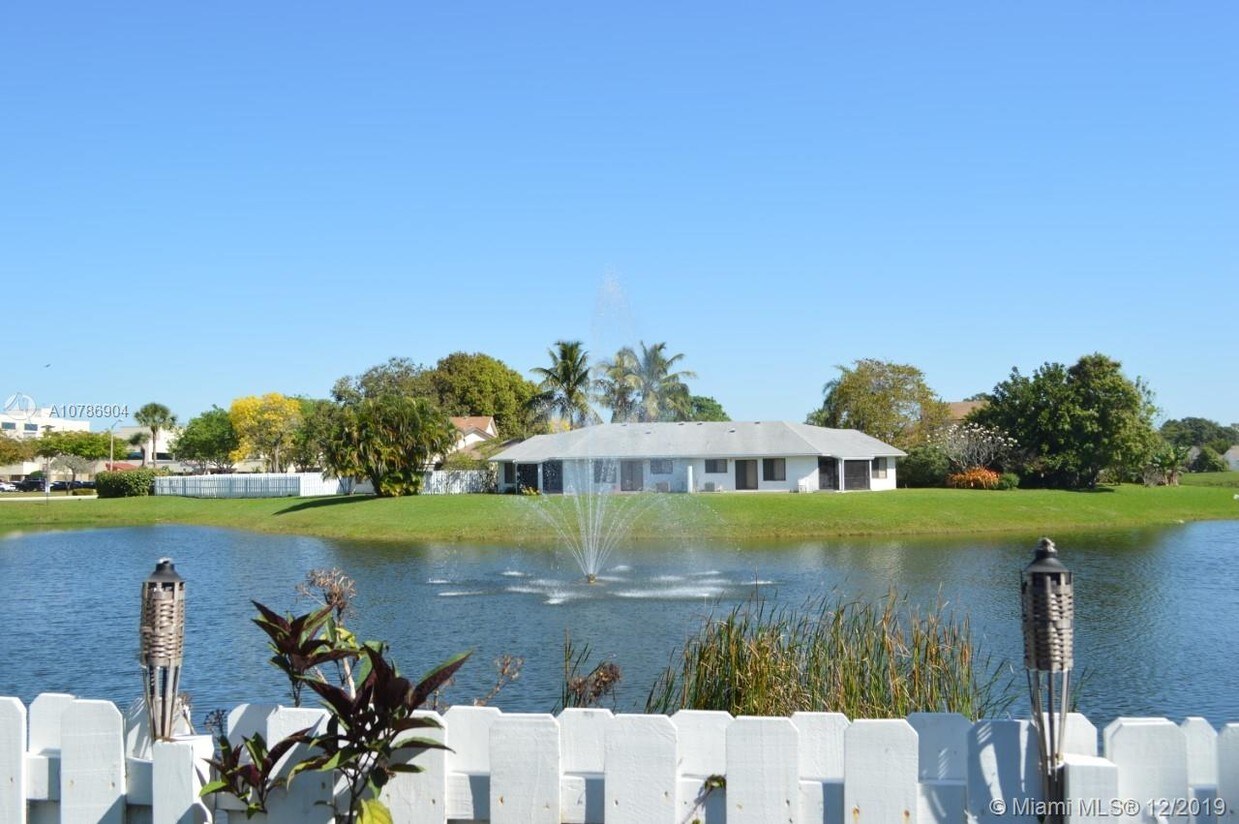Foto principal - 9685 Sunny Isle Cir