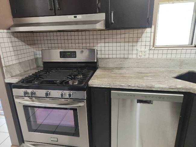 Building Photo - 425 S 98th Pl