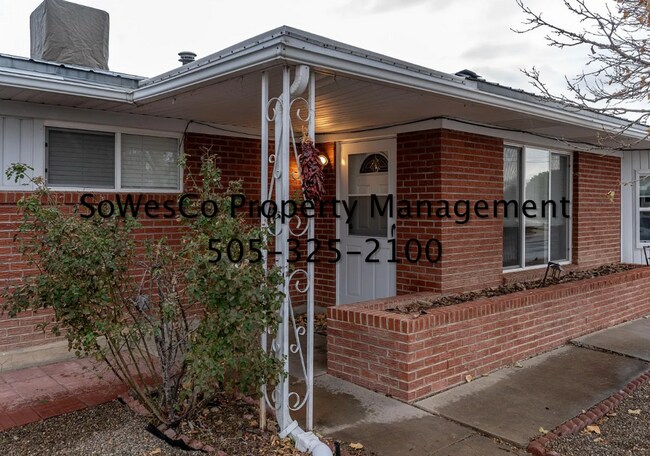 Foto del edificio - Large 3 Bedroom Home on Corner Lot