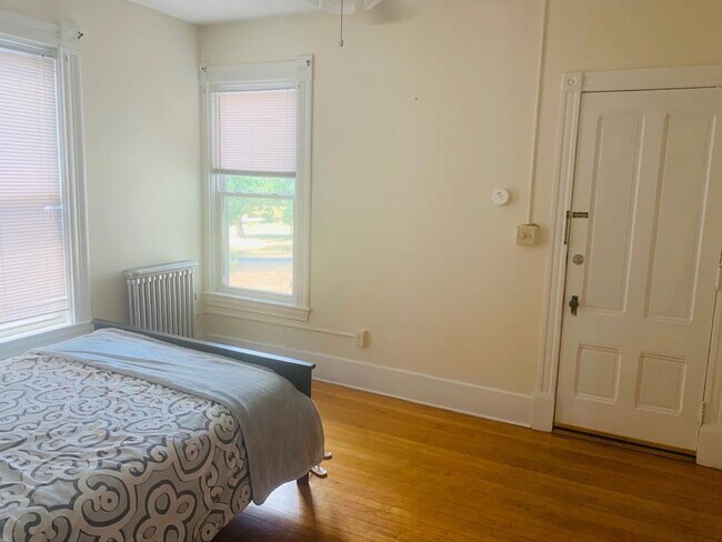 Building Photo - 132 Elm St