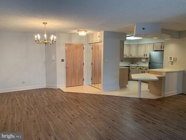 Building Photo - 1704 N Park Dr