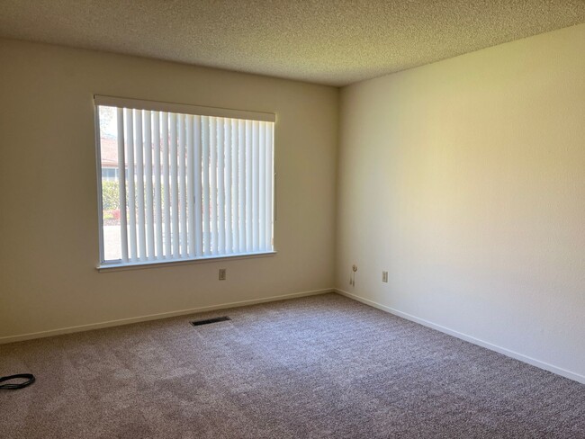 Foto del edificio - Two Bedroom Two Bath in Oakmont Village