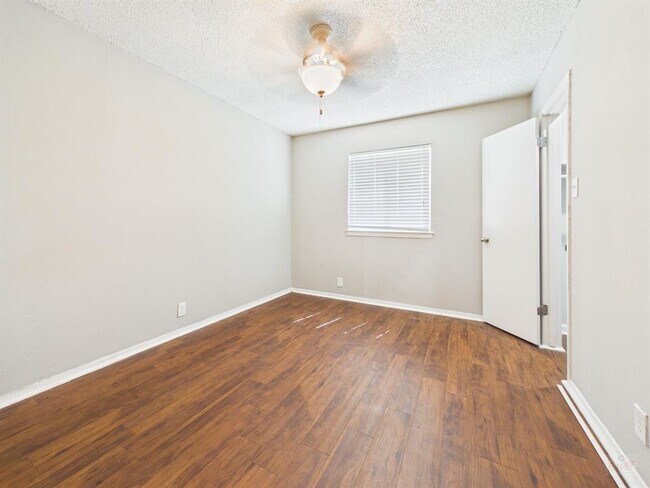 Building Photo - 2401 Manor Rd