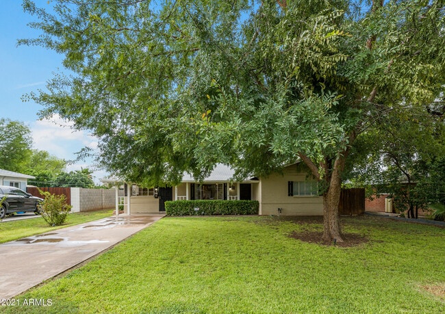 Building Photo - 1627 E Solano Dr