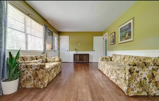 Living Room - 1005 Park Plz