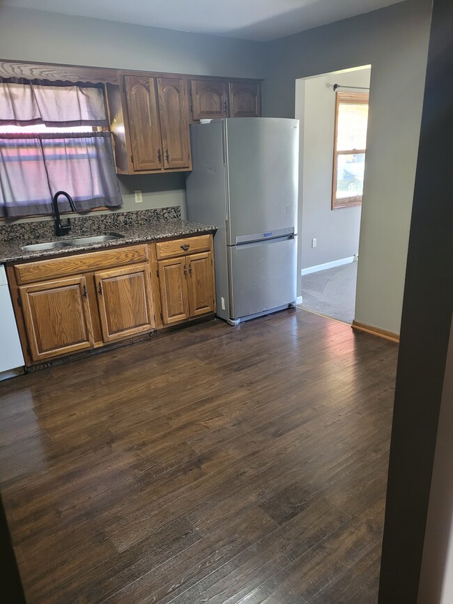 Building Photo - 303 Carriage Dr