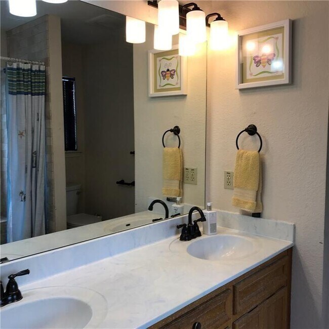 Foto del edificio - 1603 Sylvia Ln