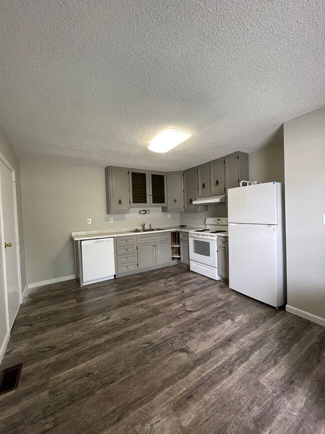 Building Photo - 2105 Brady Ln