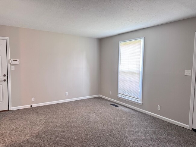 Building Photo - 322 Welchwood Dr