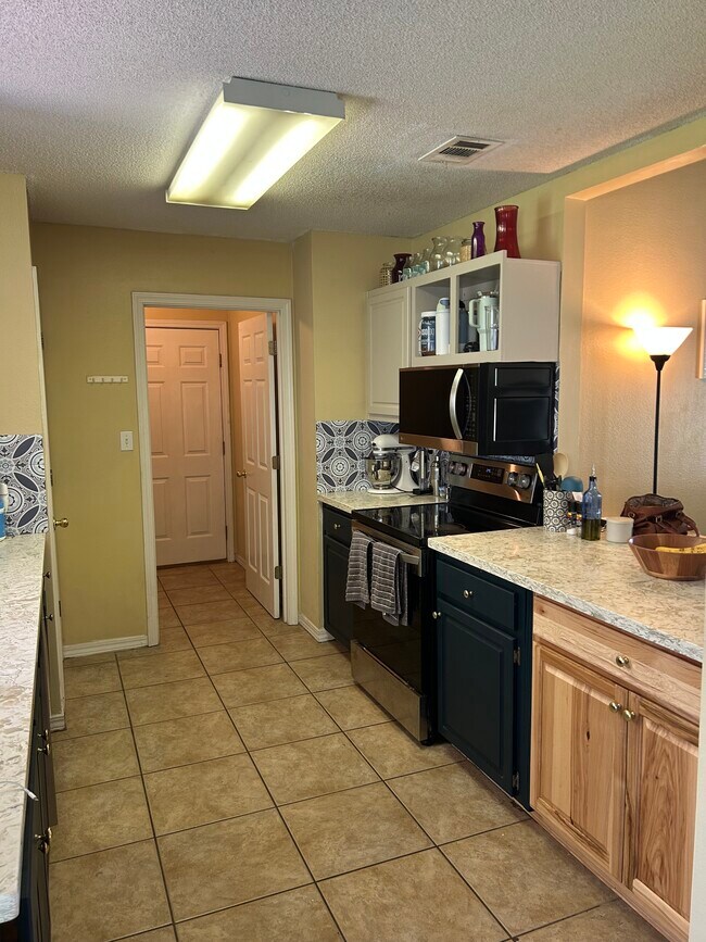Building Photo - 4007 Lochmoor Dr
