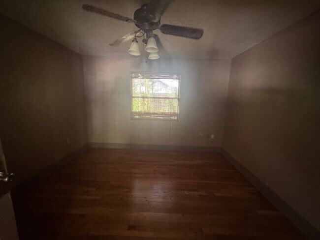 Building Photo - 6/3 within Walking Distance to Campus!!