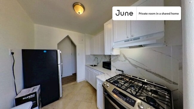 Building Photo - Private bedroom in 4 bed/1 bath Home