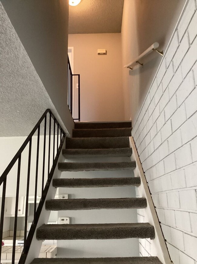 Building Photo - New Listing! Cute 2 Bedroom, 1 Bath, Avail...
